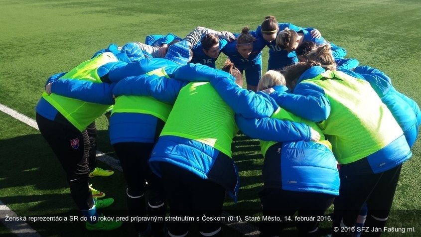 Ženská reprezentácia SR do 19 rokov pred prípravným stretnutím s Českom (0:1). Staré Město, 14. február 2016.