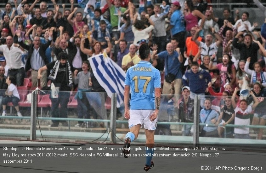 Stredopoliar Neapola Marek Hamšík sa teší spolu s fanúšikmi zo svojho gólu, ktorým otvoril skóre zápasu 2. kola skupinovej fázy Ligy majstrov 2011/2012 medzi SSC Neapol a FC Villareal. Zápas sa skončil víťazstvom domácich 2:0. Neapol, 27. septembra 2011.