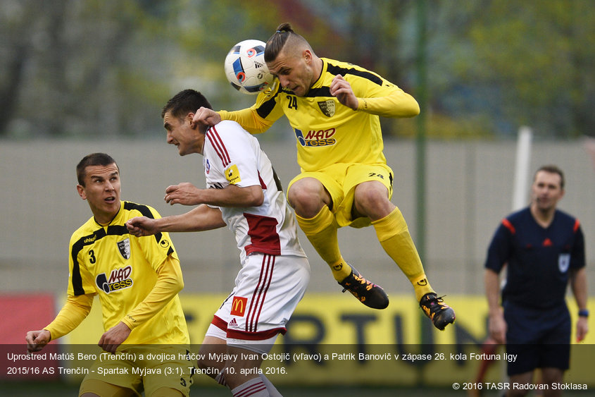 Uprostred Matúš Bero (Trenčín) a dvojica hráčov Myjavy Ivan Ostojič (vľavo) a Patrik Banovič v zápase 26. kola Fortuna ligy 2015/16 AS Trenčín - Spartak Myjava (3:1). Trenčín, 10. apríla 2016.