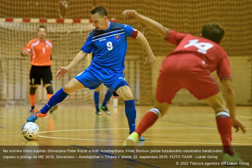 Na snímke vľavo kapitán Slovenska Peter Kozár a hráč Azerbajdžanu Vitalij Borisov počas futsalového odvetného barážového zápasu o postup na ME 2016, Slovensko – Azerbajdžan v Trnave v utorok 22. septembra 2015. FOTO TASR - Lukáš Grinaj