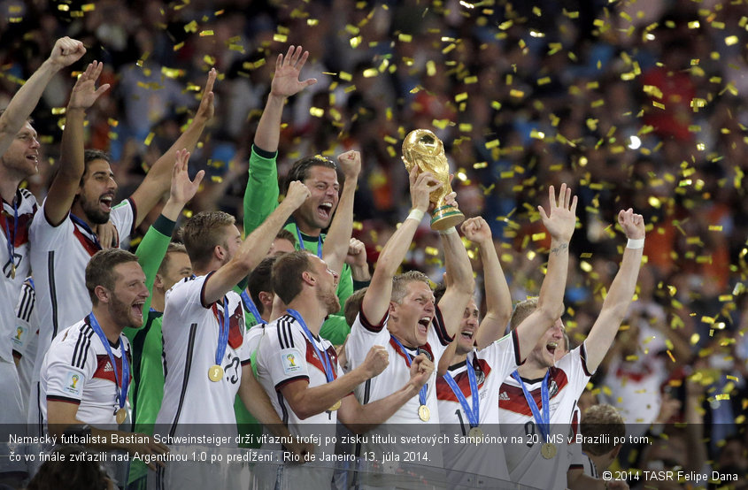 Nemecký futbalista Bastian Schweinsteiger drží víťaznú trofej po zisku titulu svetových šampiónov na 20. MS v Brazílii po tom, čo vo finále zvíťazili nad Argentínou 1:0 po predĺžení . Rio de Janeiro, 13. júla 2014.