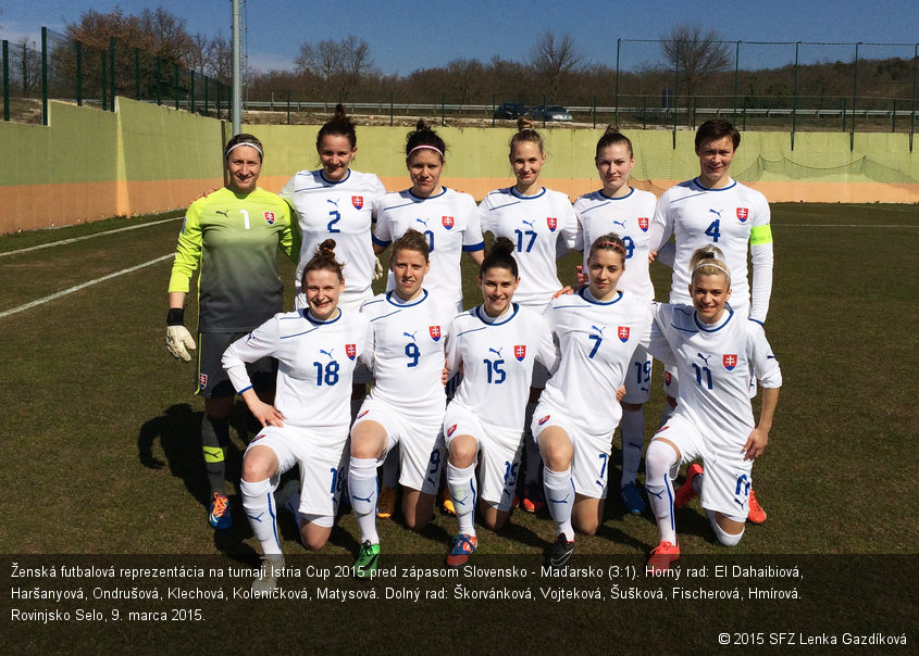 Ženská futbalová reprezentácia na turnaji Istria Cup 2015 pred zápasom Slovensko - Maďarsko (3:1). Horný rad: El Dahaibiová, Haršanyová, Ondrušová, Klechová, Koleničková, Matysová. Dolný rad: Škorvánková, Vojteková, Šušková, Fischerová, Hmírová. Rovinjsko Selo, 9. marca 2015.