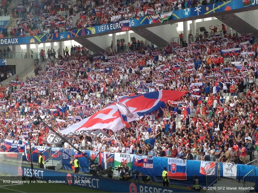 Kríž postavený na hlavu. Bordeaux, 11. jún 2016.