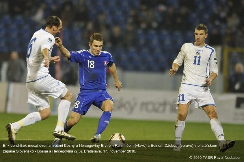 Erik Jendrišek medzi dvoma hráčmi Bosny a Hercegoviny Elvirom Rahimičom (vľavo) a Edinom Džekom (vpravo) v priateľskom zápase Slovensko - Bosna a Hercegovina (2:3), Bratislava, 17. november 2010.