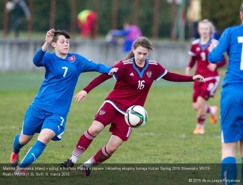 Martina Šurnovská (vľavo) v súboji s hráčkou Ruska v zápase základnej skupiny turnaja Kuban Spring 2015 Slovensko WU19 - Rusko WU19 (1:3). Soči, 9. marca 2015.