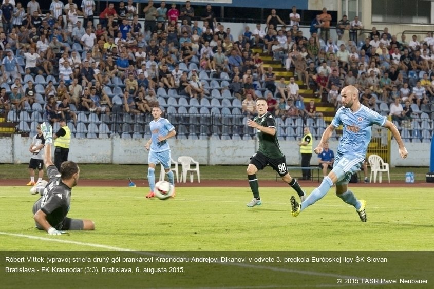 Róbert Vittek (vpravo) strieľa druhý gól brankárovi Krasnodaru Andrejovi Dikanovi v odvete 3. predkola Európskej ligy ŠK Slovan Bratislava - FK Krasnodar (3:3). Bratislava, 6. augusta 2015.