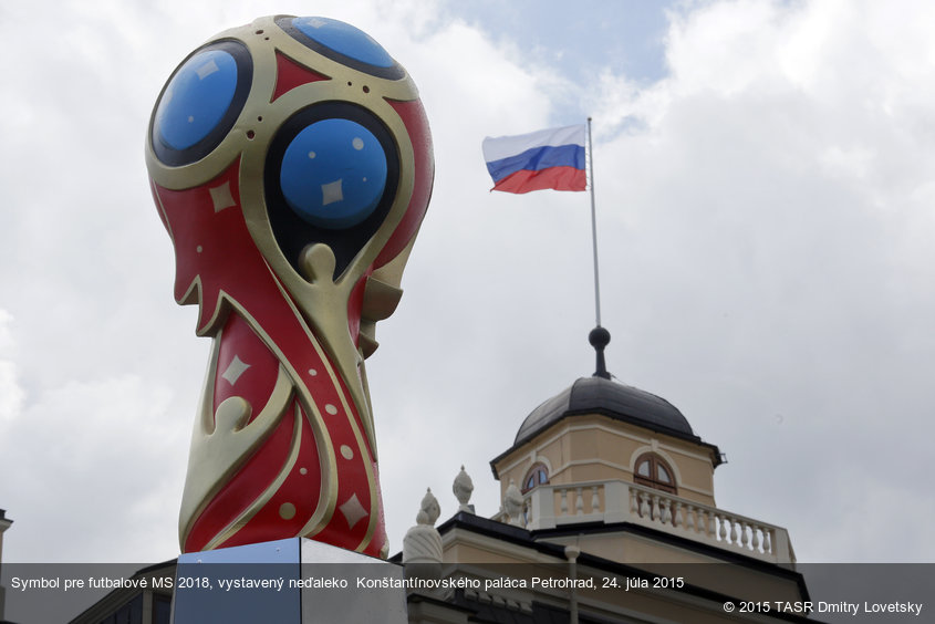 Symbol pre futbalové MS 2018, vystavený neďaleko  Konštantínovského paláca Petrohrad, 24. júla 2015