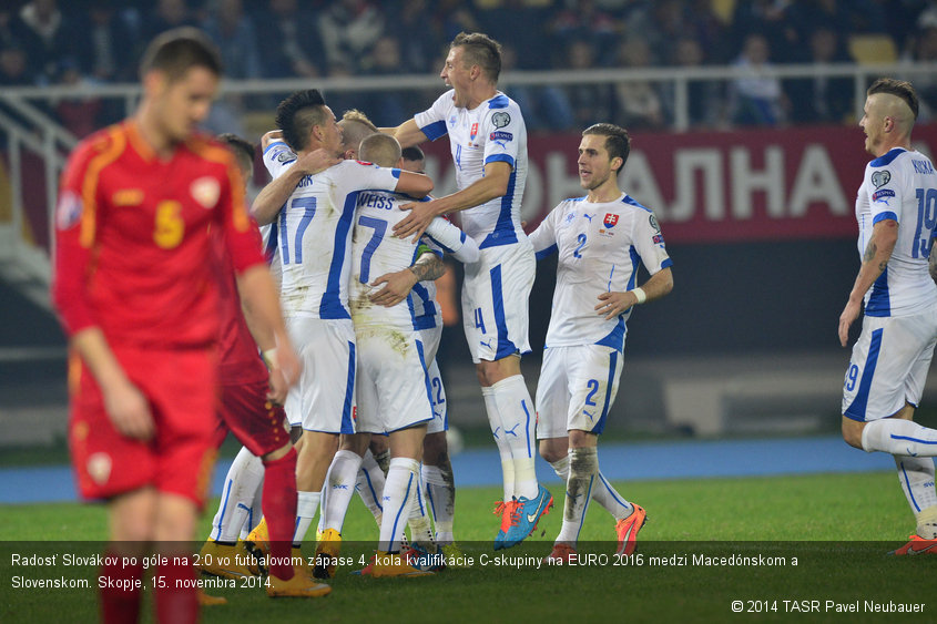 Radosť Slovákov po góle na 2:0 vo futbalovom zápase 4. kola kvalifikácie C-skupiny na EURO 2016 medzi Macedónskom a Slovenskom. Skopje, 15. novembra 2014.