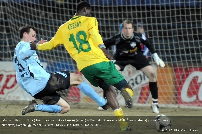 Martin Tóth z FC Nitra (vľavo), brankár Lukáš Hroššo (vpravo) a Momodou Ceesay z MŠK Žilina (v strede) počas 21. kola futbalovej Corgoň ligy medzi FC Nitra - MŠK Žilina. Nitra, 9. marec 2012.