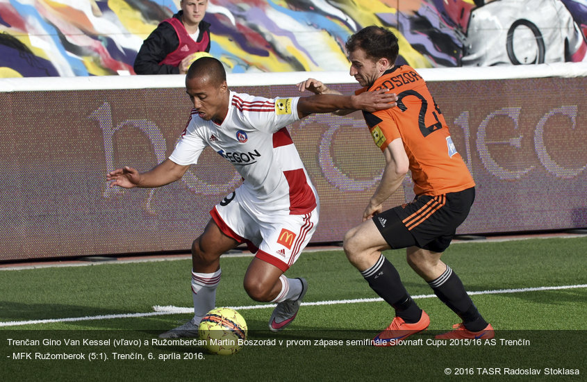 Trenčan Gino Van Kessel (vľavo) a Ružomberčan Martin Boszorád v prvom zápase semifinále Slovnaft Cupu 2015/16 AS Trenčín - MFK Ružomberok (5:1). Trenčín, 6. apríla 2016.