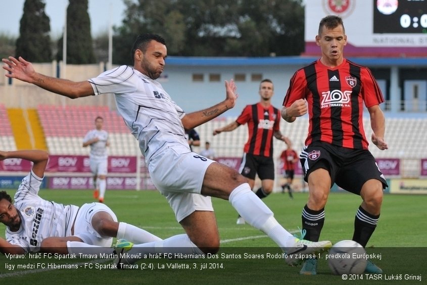 Vpravo: hráč FC Spartak Trnava Martin Mikovič a hráč FC Hibernians Dos Santos Soares Rodolfo v zápase 1. predkola Európskej ligy medzi FC Hibernians - FC Spartak Trnava (2:4). La Valletta, 3. júl 2014.