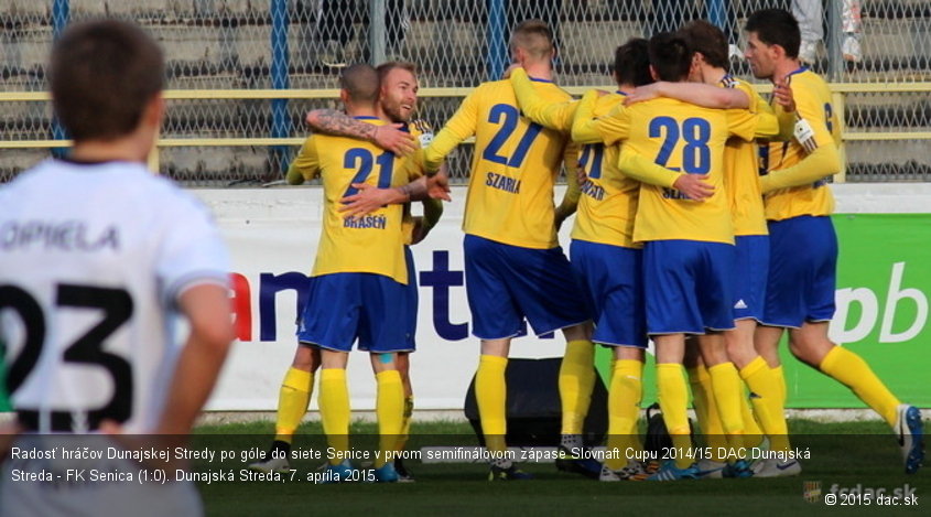 Radosť hráčov Dunajskej Stredy po góle do siete Senice v prvom semifinálovom zápase Slovnaft Cupu 2014/15 DAC Dunajská Streda - FK Senica (1:0). Dunajská Streda, 7. apríla 2015.