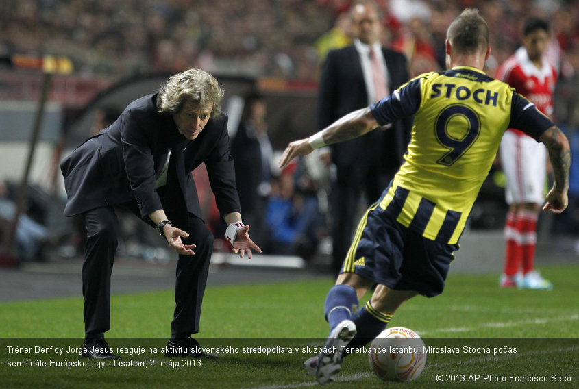 Tréner Benficy Jorge Jesus reaguje na aktivitu slovenského stredopoliara v službách Fenerbahce Istanbul Miroslava Stocha počas semifinále Európskej ligy.. Lisabon, 2. mája 2013.