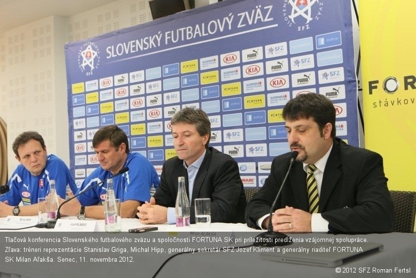 Tlačová konferencia Slovenského futbalového zväzu a spoločnosti FORTUNA SK pri príležitosti predĺženia vzájomnej spolupráce. Zľava: tréneri reprezentácie Stanislav Griga, Michal Hipp, generálny sekretár SFZ Jozef Kliment a generálny riaditeľ FORTUNA SK Milan Aľakša. Senec, 11. novembra 2012.