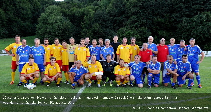 Účastníci futbalovej exhibície v Trenčianskych Tepliciach - futbaloví internacionáli spoločne s hokejovými reprezentantmi a legendami. Trenčianske Teplice, 10. augusta 2012.