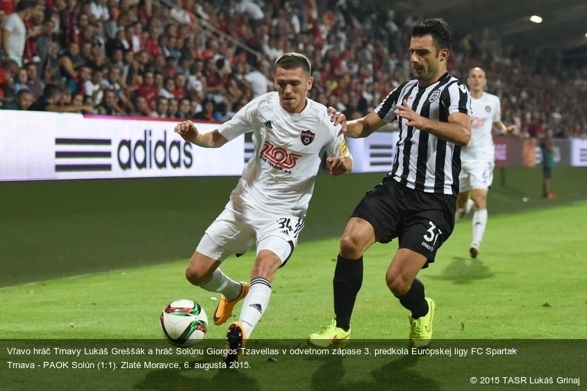 Vľavo hráč Trnavy Lukáš Greššák a hráč Solúnu Giorgos Tzavellas v odvetnom zápase 3. predkola Európskej ligy FC Spartak Trnava - PAOK Solún (1:1). Zlaté Moravce, 6. augusta 2015.