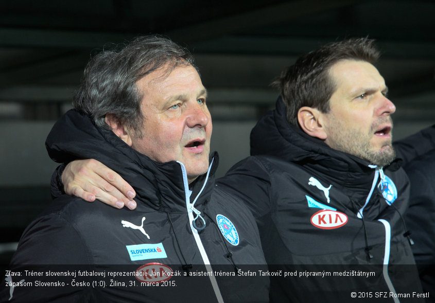 Zľava: Tréner slovenskej futbalovej reprezentácie Ján Kozák a asistent trénera Štefan Tarkovič pred prípravným medzištátnym zápasom Slovensko - Česko (1:0). Žilina, 31. marca 2015.