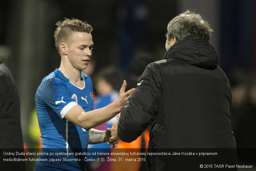 Ondrej Duda vľavo) prijíma po vystriedaní gratulíciu od trénera slovenskej futbalovej reprezentácie Jána Kozáka v prípravnom medzištátnom futbalovom zápase Slovensko - Česko (1:0). Žilina, 31. marca 2015.