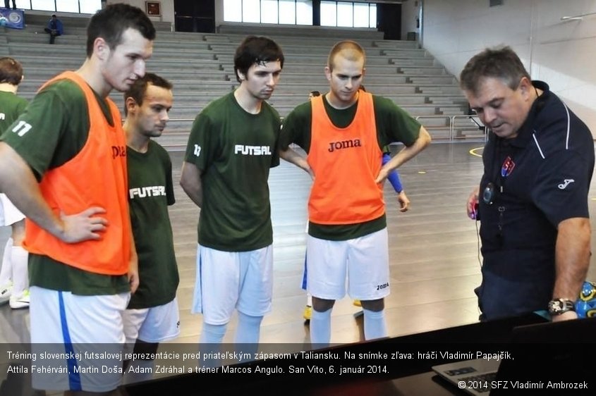 Tréning slovenskej futsalovej reprezentácie pred priateľským zápasom v Taliansku. Na snímke zľava: hráči Vladimír Papajčík, Attila Fehérvári, Martin Doša, Adam Zdráhal a tréner Marcos Angulo. San Vito, 6. január 2014.