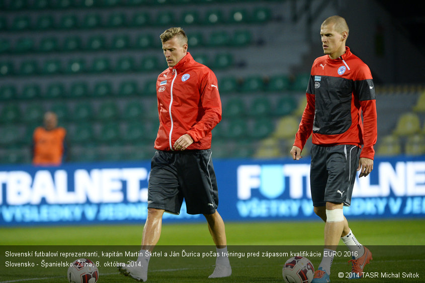 Slovenskí futbaloví reprezentanti, kapitán Martin Škrtel a Ján Ďurica počas tréningu pred zápasom kvalifikácie EURO 2016 Slovensko - Španielsko. Žilina, 8. októbra 2014.