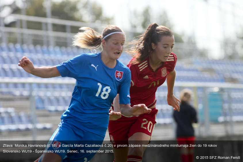 Zľava: Monika Havranová (č.18)  a García Marta Cazallaová č.20) v prvom zápase medzinárodného miniturnaja žien do 19 rokov Slovensko WU19 - Španielsko WU19. Senec, 16. september 2015.