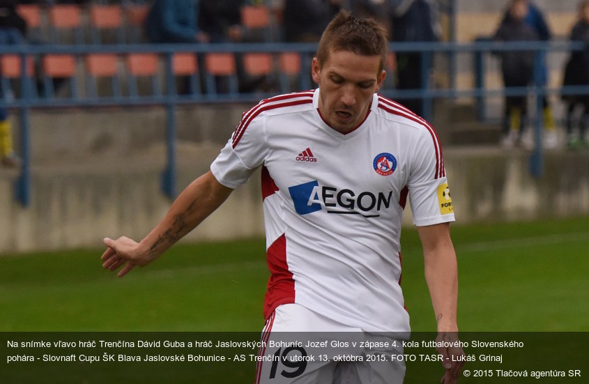 Na snímke vľavo hráč Trenčína Dávid Guba a hráč Jaslovských Bohuníc Jozef Glos v zápase 4. kola futbalového Slovenského pohára - Slovnaft Cupu ŠK Blava Jaslovské Bohunice - AS Trenčín v utorok 13. októbra 2015. FOTO TASR - Lukáš Grinaj