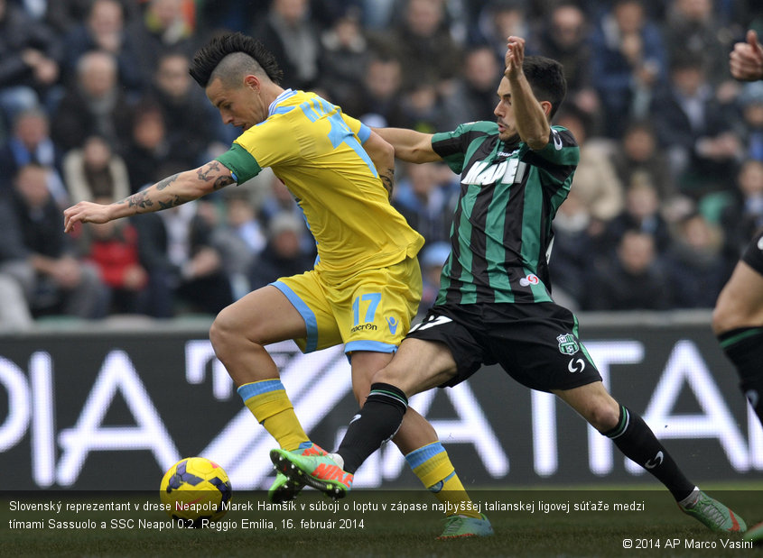 Slovenský reprezentant v drese Neapola Marek Hamšík v súboji o loptu v zápase najbyššej talianskej ligovej súťaže medzi tímami Sassuolo a SSC Neapol 0:2. Reggio Emilia, 16. február 2014