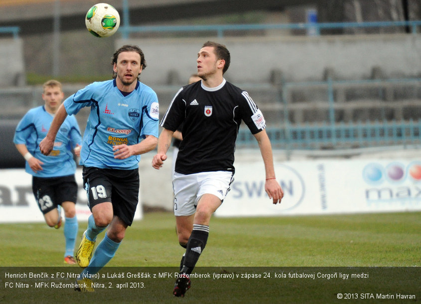 Henrich Benčík z FC Nitra (vĺavo) a Lukáš Greššák z MFK Ružomberok (vpravo) v zápase 24. kola futbalovej Corgoň ligy medzi FC Nitra - MFK Ružomberok. Nitra, 2. apríl 2013.