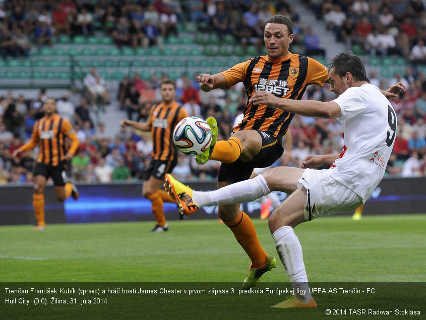 Trenčan František Kubík (vpravo) a hráč hostí James Chester v prvom zápase 3. predkola Európskej ligy UEFA AS Trenčín - FC Hull City  (0:0). Žilina, 31. júla 2014.