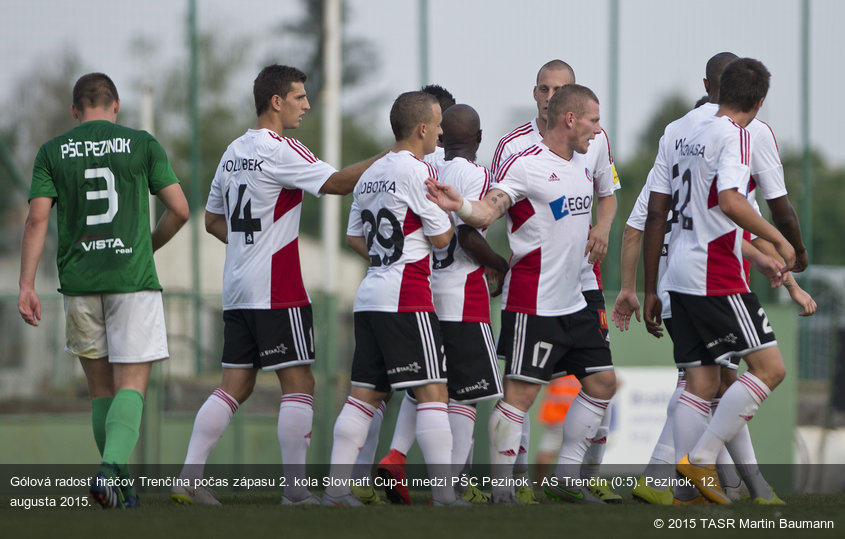 Gólová radosť hráčov Trenčína počas zápasu 2. kola Slovnaft Cup-u medzi PŠC Pezinok - AS Trenčín (0:5). Pezinok, 12. augusta 2015.