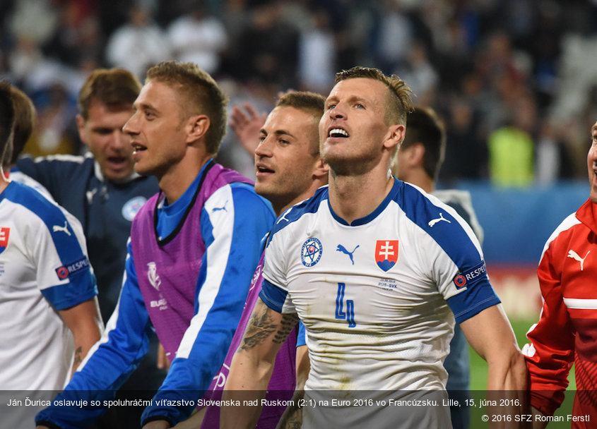 Ján Ďurica oslavuje so spoluhráčmi víťazstvo Slovenska nad Ruskom (2:1) na Euro 2016 vo Francúzsku. Lille, 15, júna 2016.