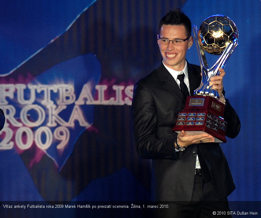 Víťaz ankety Futbalista roka 2009 Marek Hamšík po prevzatí ocenenia. Žilina, 1. marec 2010.