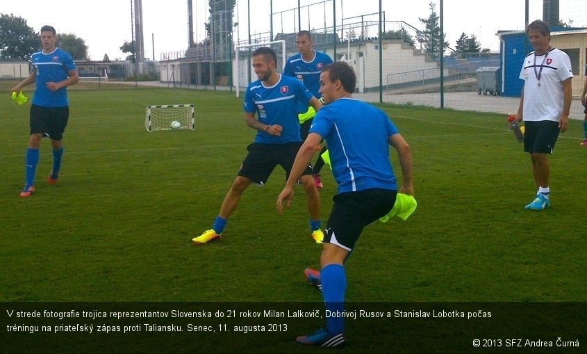 V strede fotografie trojica reprezentantov Slovenska do 21 rokov Milan Lalkovič, Dobrivoj Rusov a Stanislav Lobotka počas tréningu na priateľský zápas proti Taliansku. Senec, 11. augusta 2013