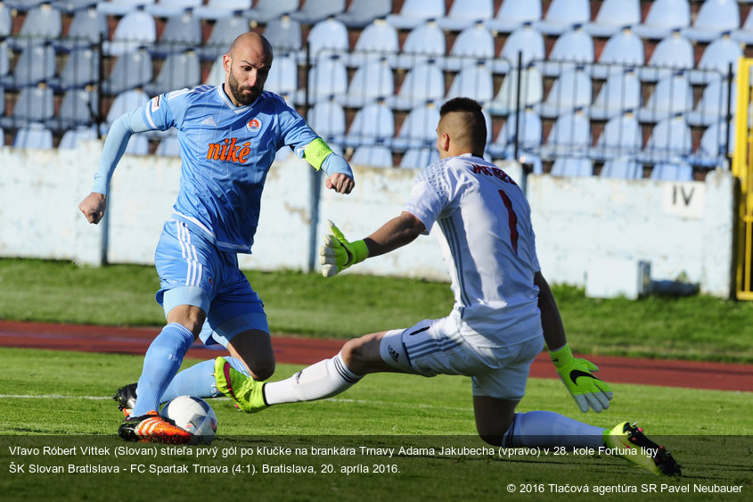 Vľavo Róbert Vittek (Slovan) strieľa prvý gól po kľučke na brankára Trnavy Adama Jakubecha (vpravo) v 28. kole Fortuna ligy ŠK Slovan Bratislava - FC Spartak Trnava (4:1). Bratislava, 20. apríla 2016.