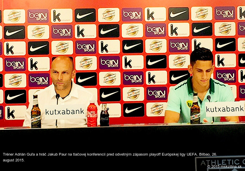 Tréner Adrián Guľa a hráč Jakub Paur na tlačovej konferencii pred odvetným zápasom playoff Európskej ligy UEFA. Bilbao, 26. august 2015.