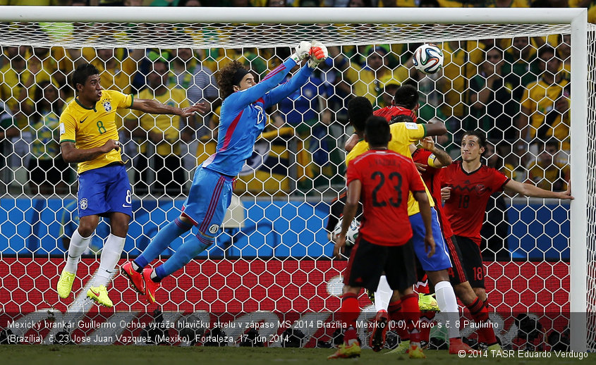Mexický brankár Guillermo Ochoa vyráža hlavičku strelu v zápase MS 2014 Brazília - Mexiko (0:0), Vľavo s č. 8 Paulinho (Brazília), č. 23 Jose Juan Vazquez (Mexiko). Fortaleza, 17. jún 2014.