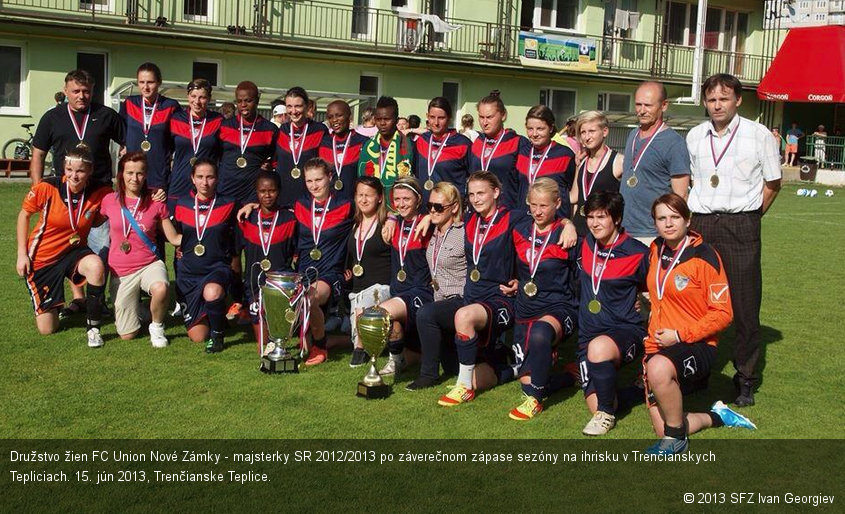 Družstvo žien FC Union Nové Zámky - majsterky SR 2012/2013 po záverečnom zápase sezóny na ihrisku v Trenčianskych Tepliciach. 15. jún 2013, Trenčianske Teplice.