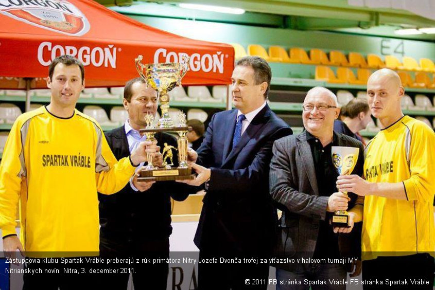 Zástupcovia klubu Spartak Vráble preberajú z rúk primátora Nitry Jozefa Dvonča trofej za víťazstvo v halovom turnaji MY Nitrianskych novín. Nitra, 3. december 2011.