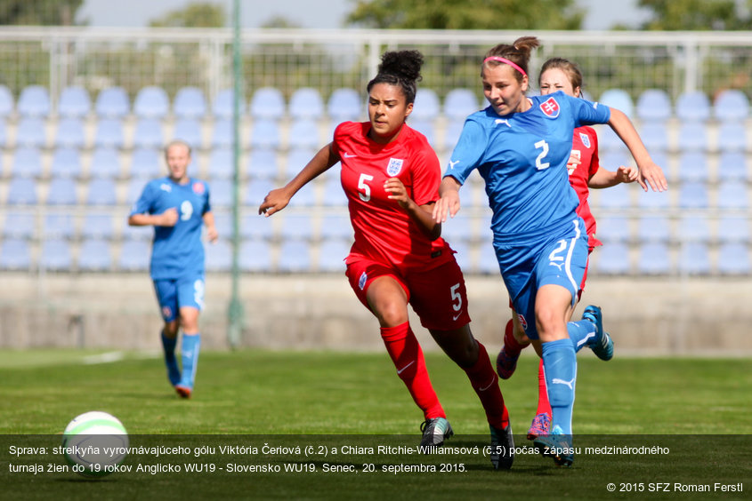 Sprava: strelkyňa vyrovnávajúceho gólu Viktória Čeriová (č.2) a Chiara Ritchie-Williamsová (č.5) počas zápasu medzinárodného turnaja žien do 19 rokov Anglicko WU19 - Slovensko WU19. Senec, 20. septembra 2015.