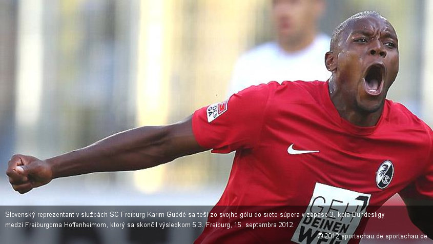 Slovenský reprezentant v službách SC Freiburg Karim Guédé sa teší zo svojho gólu do siete súpera v zápase 3. kola Bundesligy medzi Freiburgoma Hoffenheimom, ktorý sa skončil výsledkom 5:3. Freiburg, 15. septembra 2012.