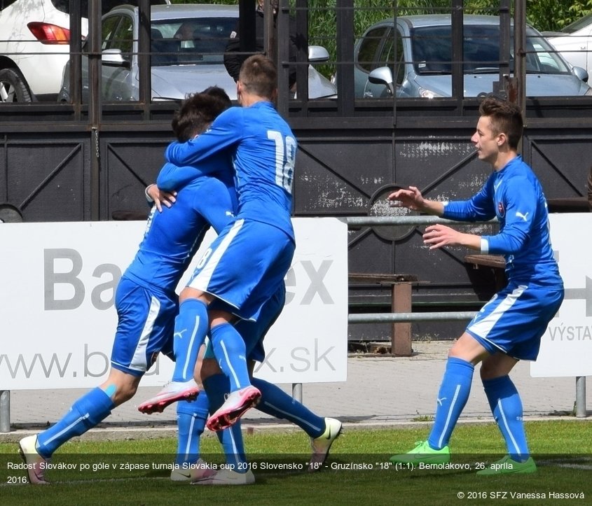 Radosť Slovákov po góle v zápase turnaja Slovakia cup 2016 Slovensko "18" - Gruzínsko "18" (1:1). Bernolákovo, 26. apríla 2016.