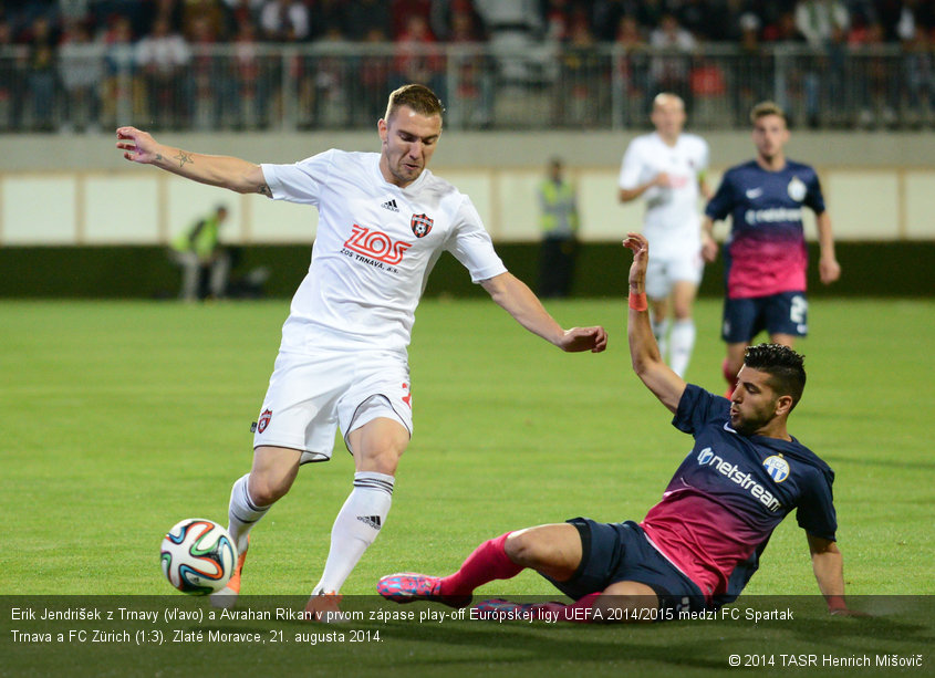 Erik Jendrišek z Trnavy (vľavo) a Avrahan Rikan v prvom zápase play-off Európskej ligy UEFA 2014/2015 medzi FC Spartak Trnava a FC Zürich (1:3). Zlaté Moravce, 21. augusta 2014.