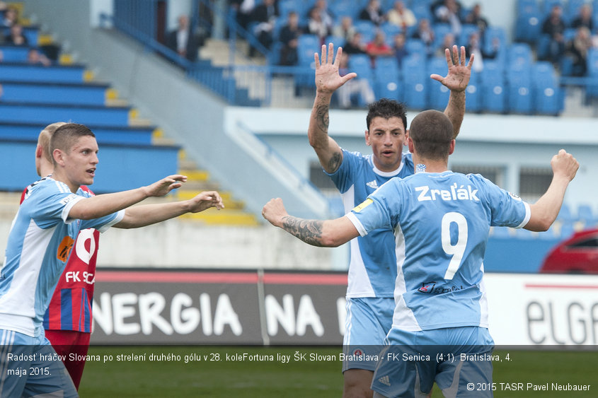 Radosť hráčov Slovana po strelení druhého gólu v 28. koleFortuna ligy ŠK Slovan Bratislava - FK Senica  (4:1). Bratislava, 4. mája 2015.