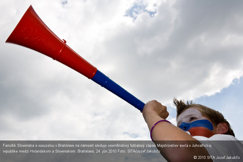 Fanúšik Slovenska s vuvuzelou v Bratislave na námestí sleduje osemfinálový futbalový zápas Majstrovstiev sveta v Juhoafrickej republike medzi Holandskom a Slovenskom. Bratislava, 24. jún 2010 Foto: SITA/Jozef Jakubčo