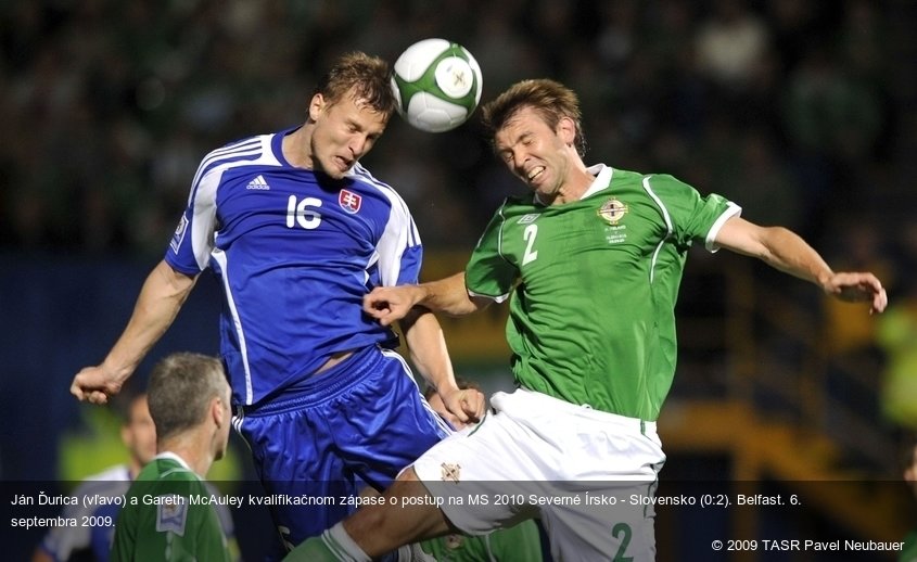 Ján Ďurica (vľavo) a Gareth McAuley kvalifikačnom zápase o postup na MS 2010 Severné Írsko - Slovensko (0:2). Belfast. 6. septembra 2009.