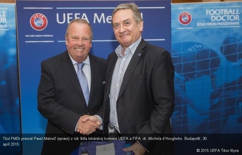 Titul FMDr prevzal Pavel Malovič (vpravo) z rúk šéfa lekárskej komisie UEFA a FIFA  dr. Michela d´Hoogheho. Budapešť, 30. apríl 2015.