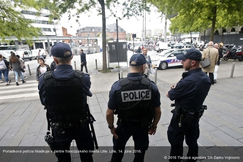 Poriadková polícia hliadkuje v centre francúzskeho mesta Lille. Lille, 14. júna 2016.