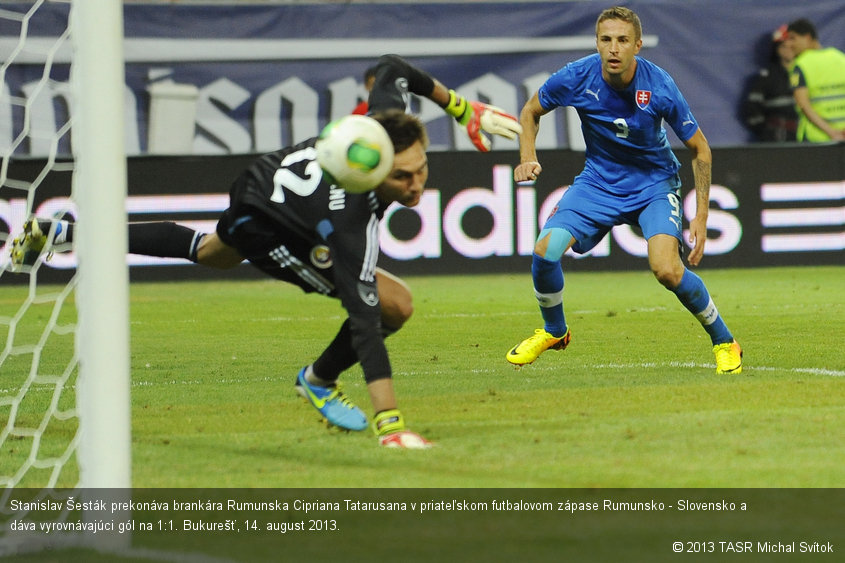 Stanislav Šesták prekonáva brankára Rumunska Cipriana Tatarusana v priateľskom futbalovom zápase Rumunsko - Slovensko a dáva vyrovnávajúci gól na 1:1. Bukurešť, 14. august 2013.