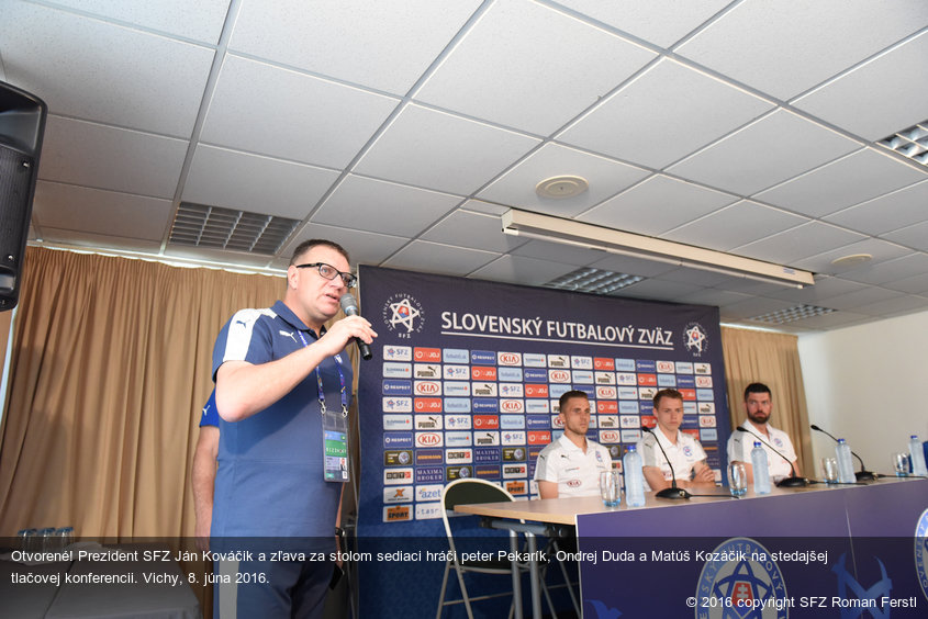 Otvorené! Prezident SFZ Ján Kováčik a zľava za stolom sediaci hráči peter Pekarík, Ondrej Duda a Matúš Kozáčik na stedajšej tlačovej konferencii. Vichy, 8. júna 2016.