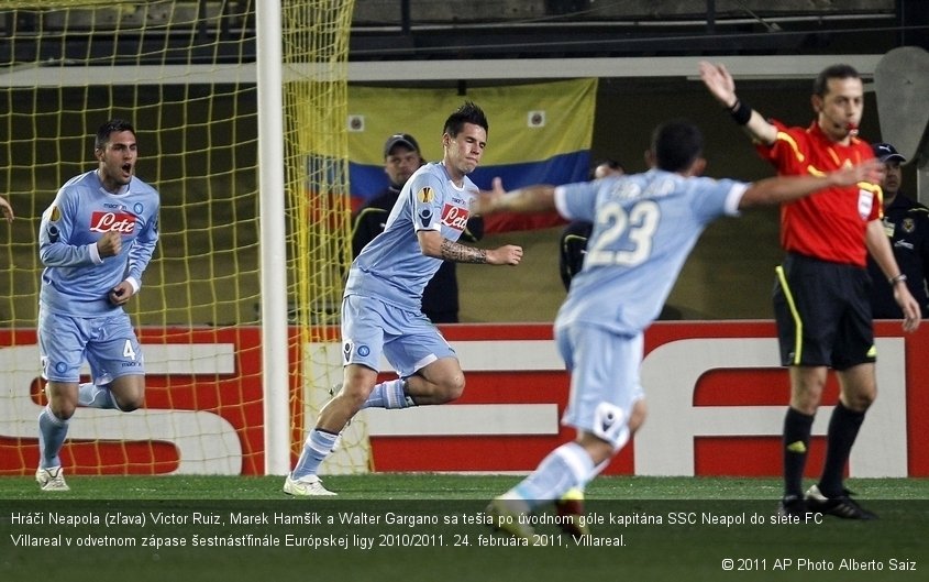 Hráči Neapola (zľava) Victor Ruiz, Marek Hamšík a Walter Gargano sa tešia po úvodnom góle kapitána SSC Neapol do siete FC Villareal v odvetnom zápase šestnásťfinále Európskej ligy 2010/2011. 24. februára 2011, Villareal.